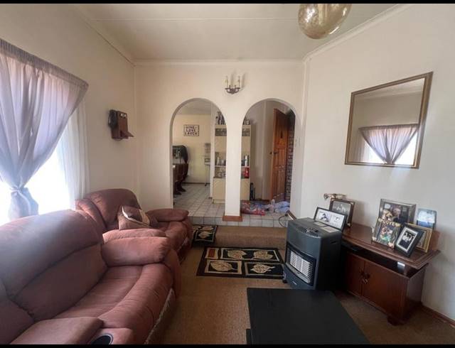 3 BEDROOM HOUSE FOR SALE IN GREENHILLS